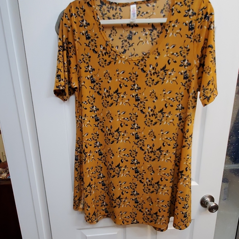 Lularoe medium perfect t